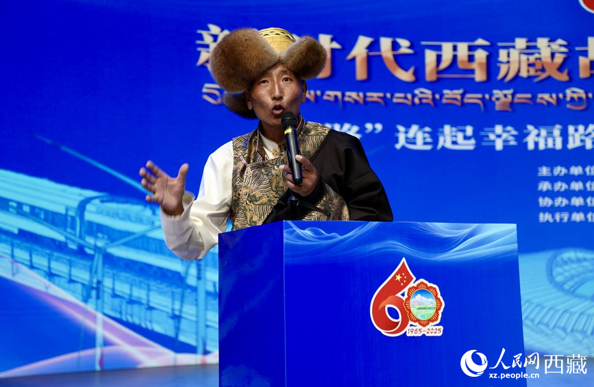 山南市隆子縣三安曲林鄉(xiāng)三林村黨支部副書記扎西次仁作分享報告。人民網(wǎng)記者 次仁羅布攝