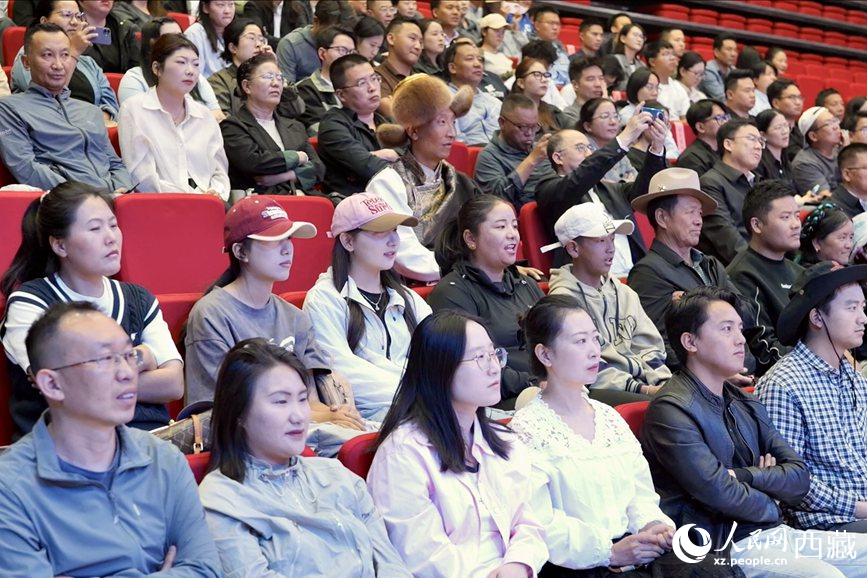 300余名干部職工、群眾代表在現(xiàn)場聆聽講座。人民網(wǎng)記者 次仁羅布攝