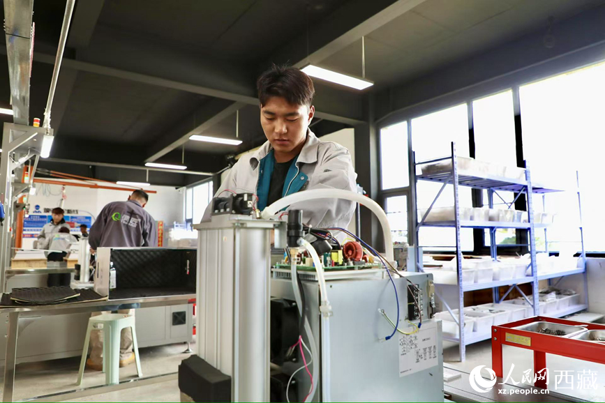 生產(chǎn)車間工人正在安裝制氧設(shè)備。人民網(wǎng)記者 次仁羅布攝