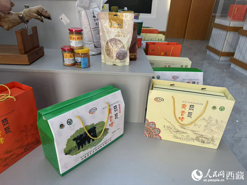 茹巨藏香豬禮盒。羅雨欣攝