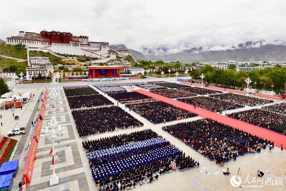 熱烈慶祝西藏自治區(qū)成立60周年大會現(xiàn)場。索朗旺久攝