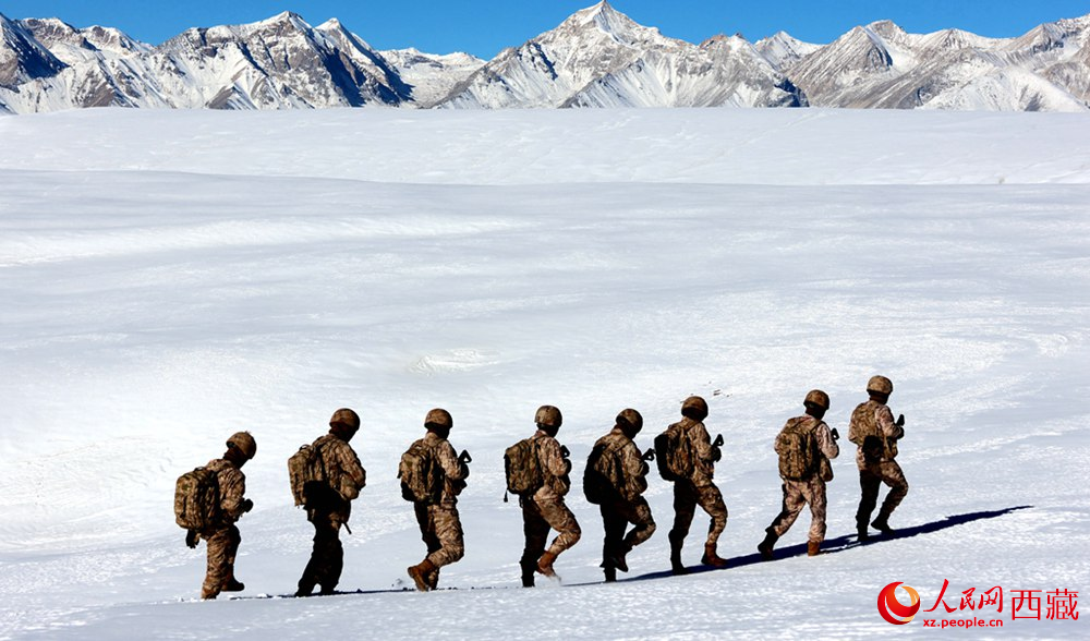 官兵在巡邏。人民日報(bào)記者 瓊達(dá)卓嘎攝