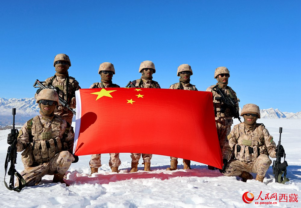 官兵在巡邏點(diǎn)上宣誓。人民日報(bào)記者 瓊達(dá)卓嘎攝