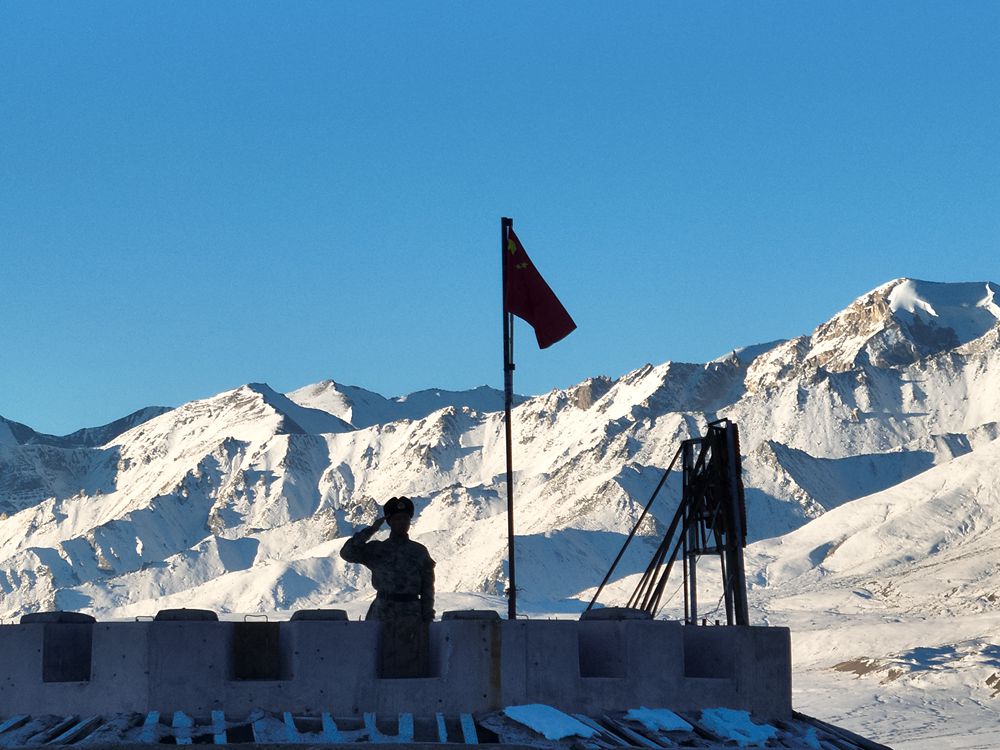 五星紅旗在哨所飄揚(yáng)。人民日報(bào)記者 瓊達(dá)卓嘎攝