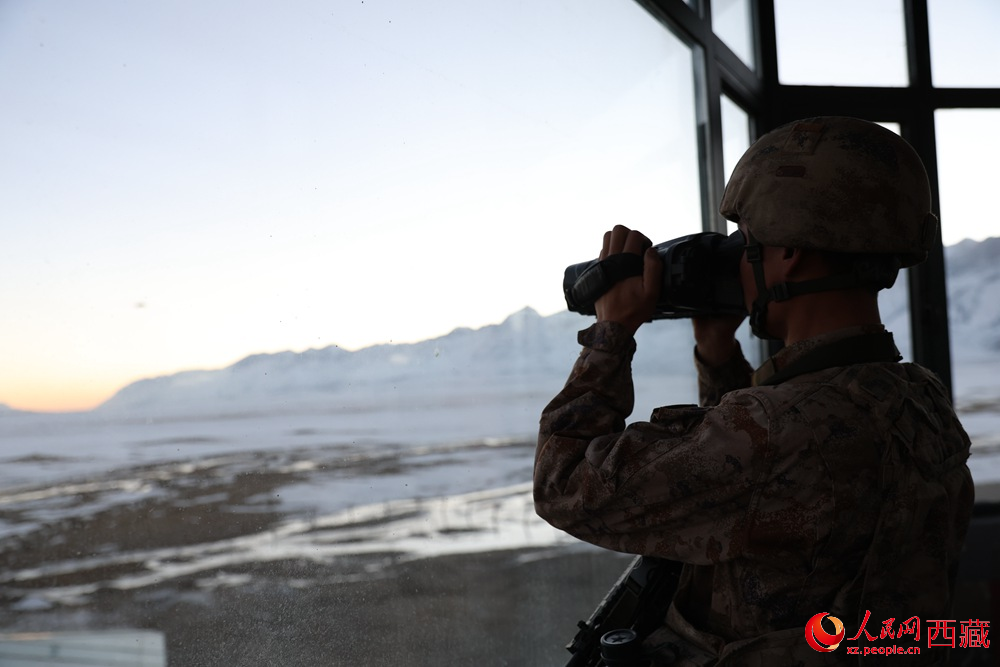 官兵在觀察哨所周邊情況。人民日報(bào)記者 瓊達(dá)卓嘎攝