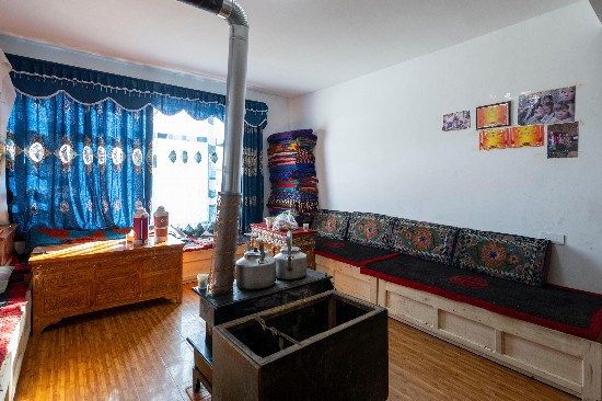 次仁普尺新家的客廳。人民網(wǎng)記者 翁奇羽攝