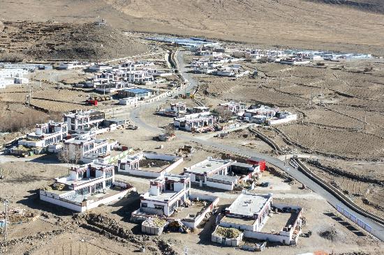 2025年12月11日，西藏定日縣長所鄉(xiāng)古榮村新貌。人民網(wǎng)記者 翁奇羽攝