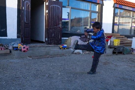 次仁普尺的弟弟在院子里玩耍。人民網(wǎng)記者 翁奇羽攝