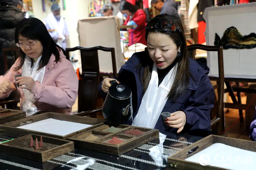 游客在“雅礱里”文化藝術街區(qū)非遺展館體驗制作藏香。在工作人員的指導下，游客親手揉搓香泥、壓制成型，感受藏族傳統(tǒng)非遺技藝的魅力。人民網(wǎng)記者 吳雨仁攝