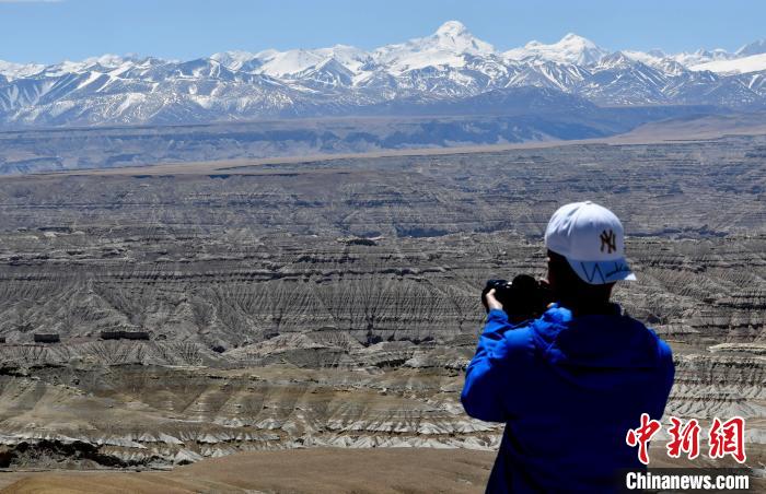 4月5日，游客在觀景臺(tái)拍攝札達(dá)土林。　李林 攝