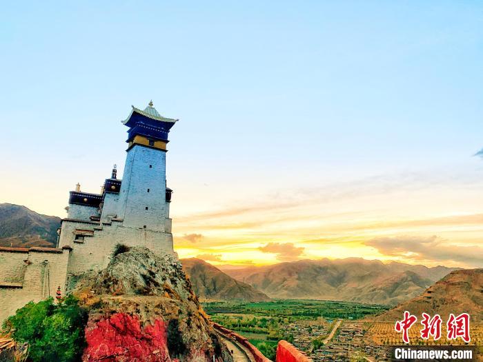 圖為西藏第一座宮殿——山南雍布拉康。　張巍 攝