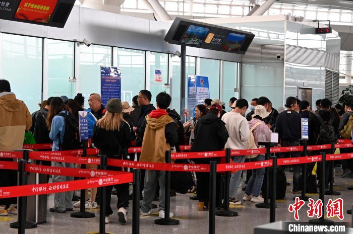 圖為“五一”期間，拉薩貢嘎機(jī)場旅客密集出行?！≡黝D珠 攝