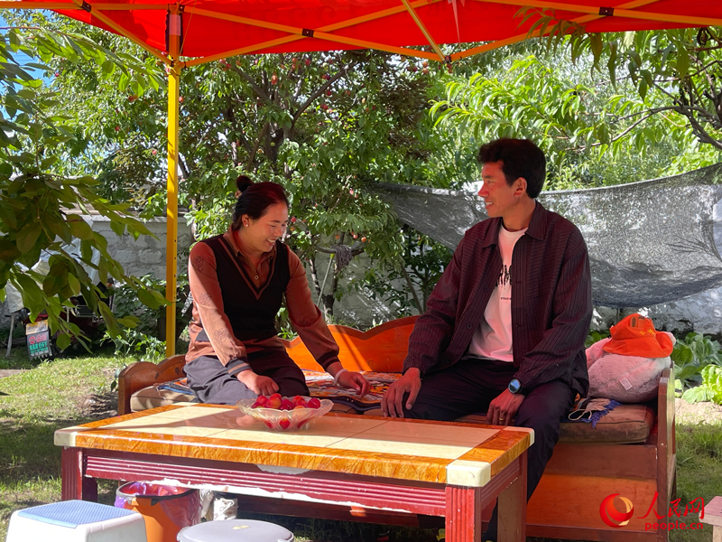 嘎拉村村民達(dá)瓦堅參和他的妻子。人民網(wǎng) 周靜圓攝