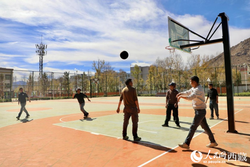圖為周邊居民在公園內(nèi)打球。人民網(wǎng)記者 次仁羅布攝