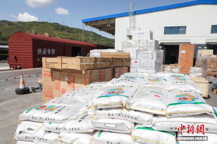 青藏鐵路入藏首個(gè)核心物流樞紐前五月累計(jì)發(fā)運(yùn)進(jìn)藏物資6.5萬(wàn)余噸