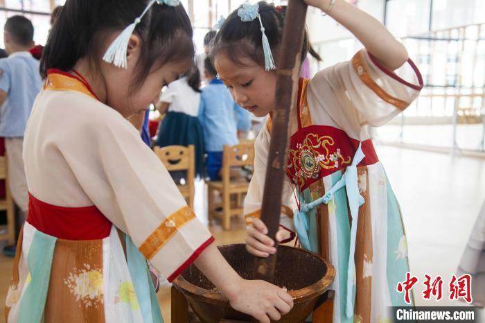 圖為小朋友們參加“將樂擂茶”制作。　董觀生 攝