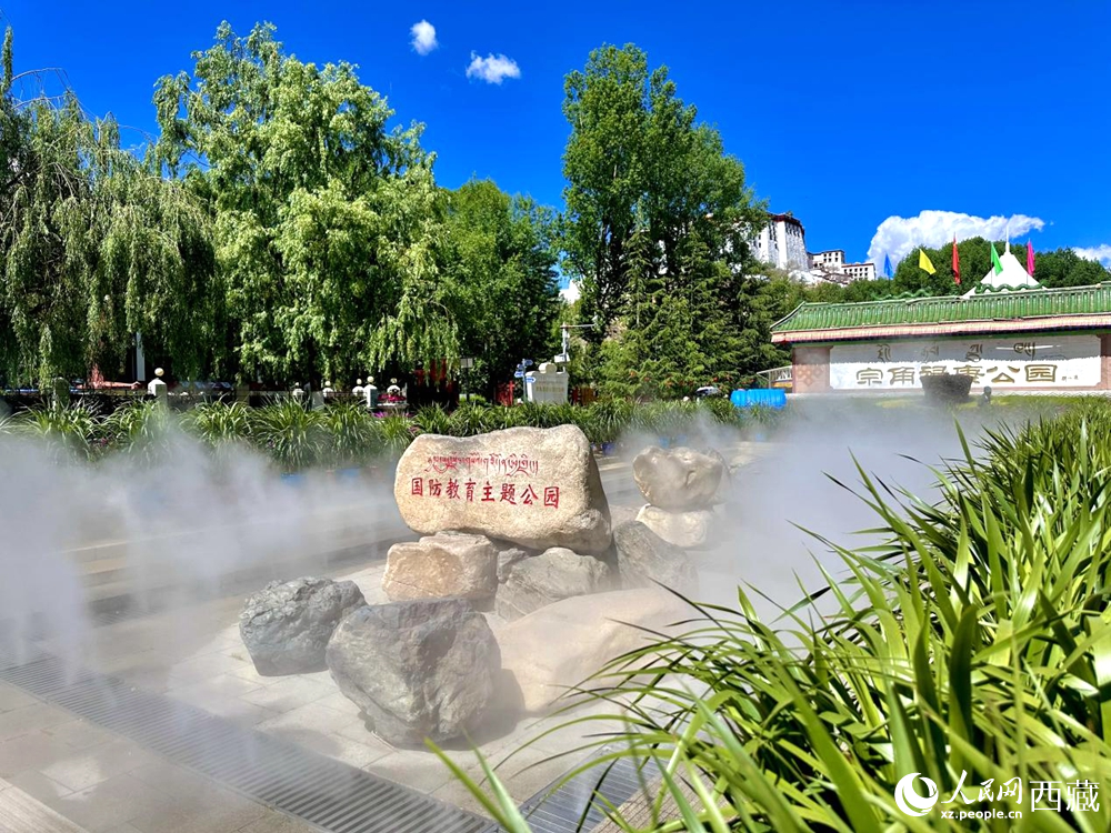 布達拉宮腳下的宗角祿康公園。