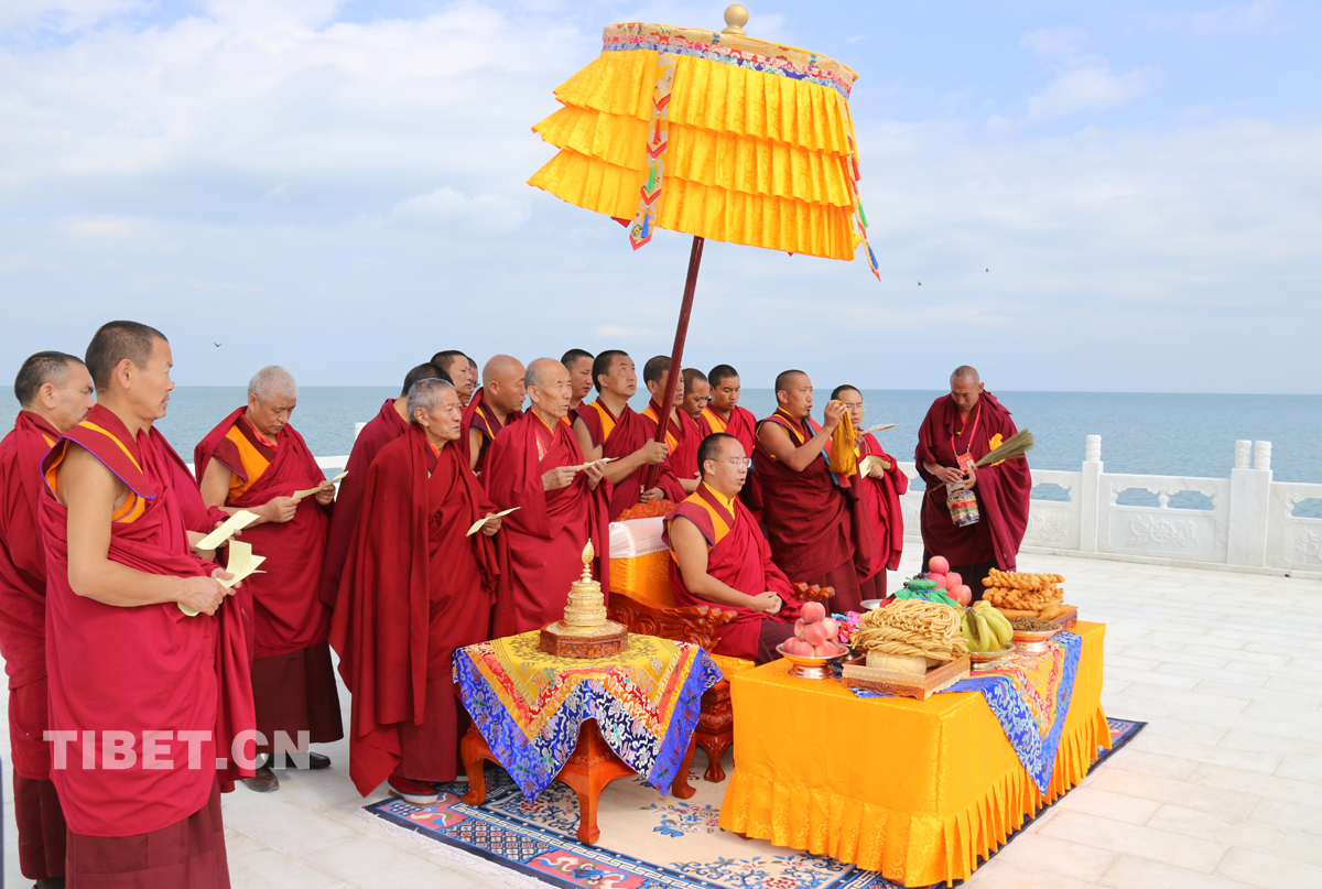班禪大師在青海湖邊的祭湖臺(tái)前誦經(jīng)祈禱。攝影： 噶哇扎西.jpg