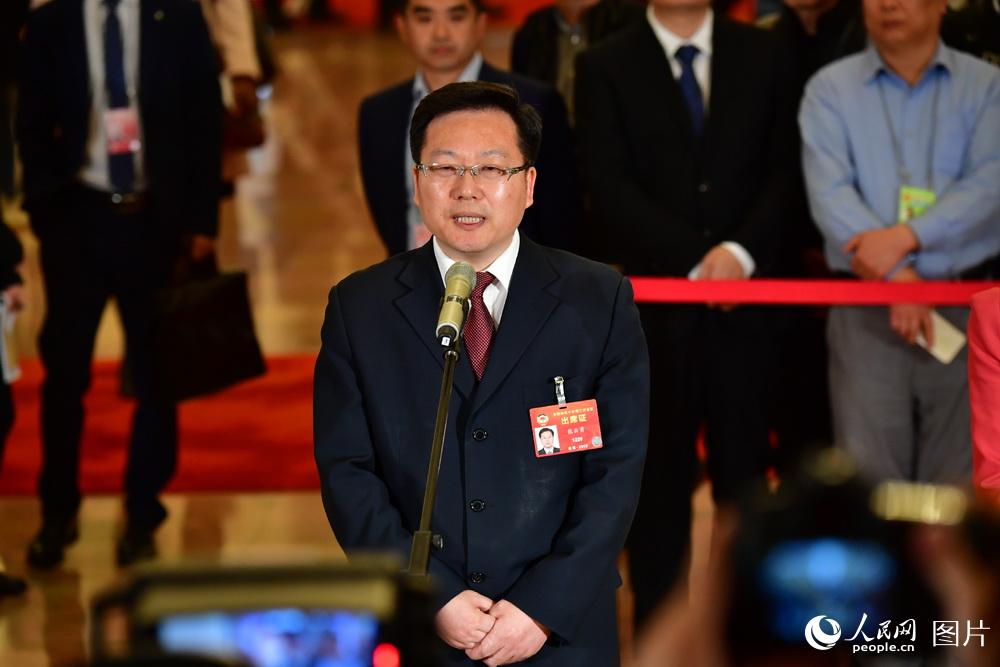 全國政協(xié)委員、中國聯(lián)通研究院院長張云勇接受記者采訪。