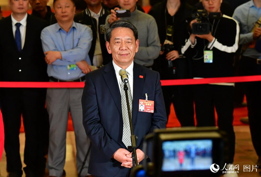 全國政協(xié)委員、中國探月工程總設(shè)計師吳偉仁接受記者采訪。