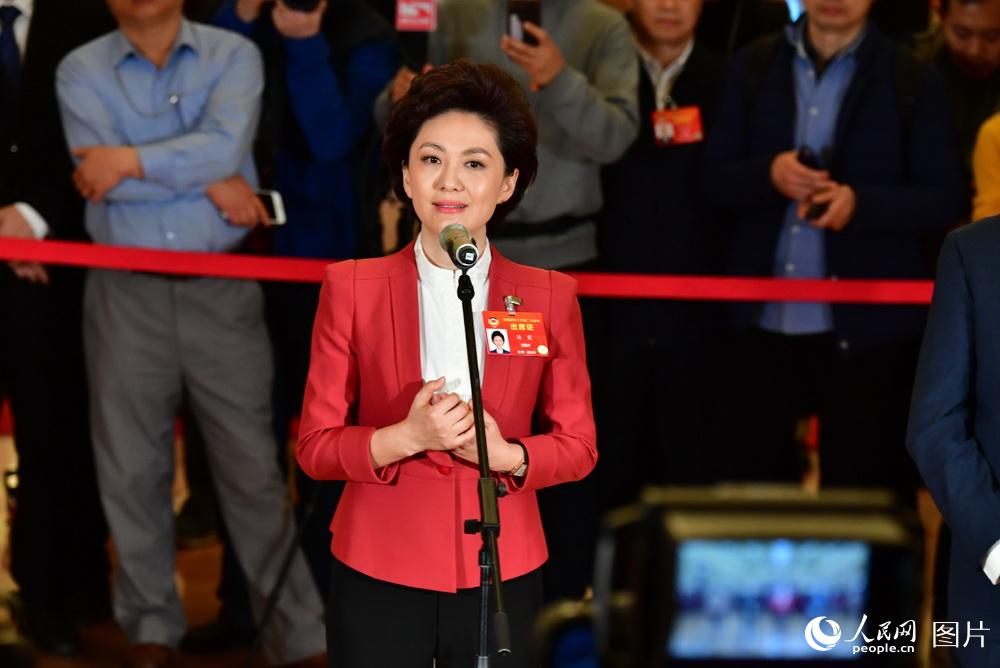 全國政協(xié)委員、中央廣播電視總臺央視新聞主播海霞接受記者采訪。