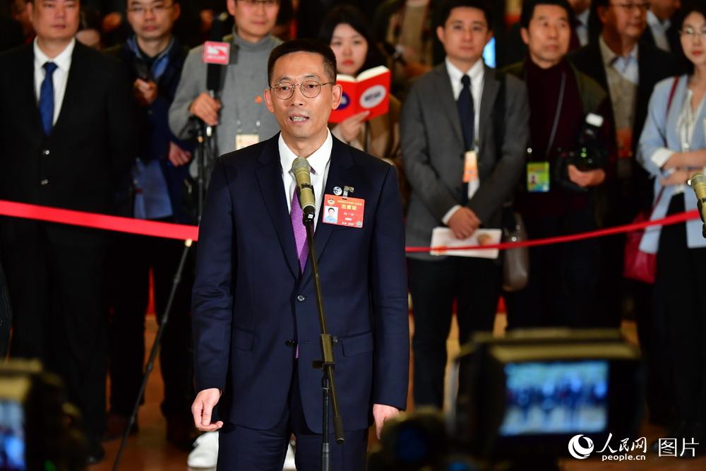 全國政協(xié)委員、西湖大學校長施一公接受記者采訪。