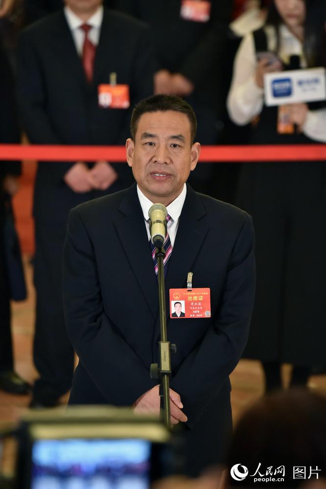 全國人大代表、河南遠(yuǎn)東生物工程公司技術(shù)部部長黨永富回答記者提問。
