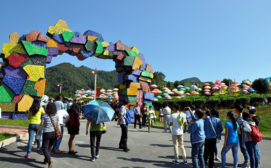 湄潭縣茶旅一體助農(nóng)增收。圖為湄潭“七彩部落”景區(qū) 瞿欣含攝_副本.jpg