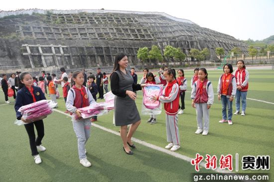 修文縣組織搬遷戶子女開展戶外拓展活動，捐贈愛心物資。