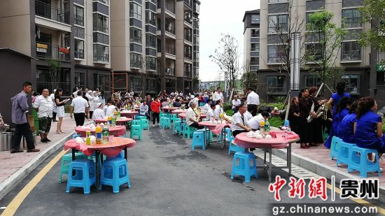烏當區(qū)“感黨恩聽黨話跟黨走”暨易地扶貧搬遷“共筑行動”啟動儀式長桌宴布置現(xiàn)場。