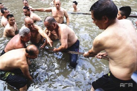 場面震撼！中國龍舟之鄉(xiāng)順德舉行起龍儀式