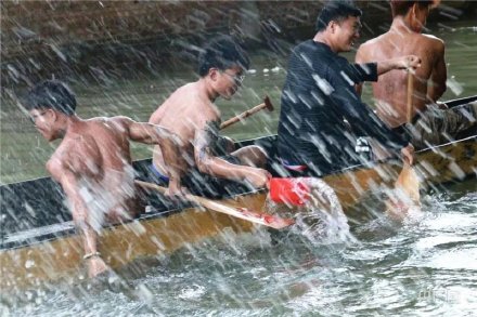 場面震撼！中國龍舟之鄉(xiāng)順德舉行起龍儀式