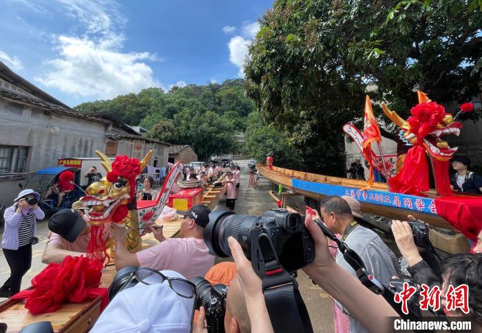圖為5月29日，長樂江田鎮(zhèn)村民為即將入水的新龍舟安裝龍頭?！埍?攝