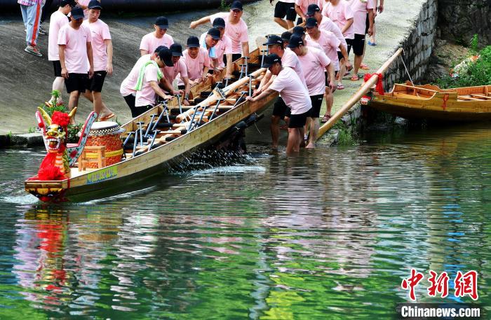 圖為5月29日，長樂江田鎮(zhèn)村民們齊力推新龍舟下水?！埍?攝