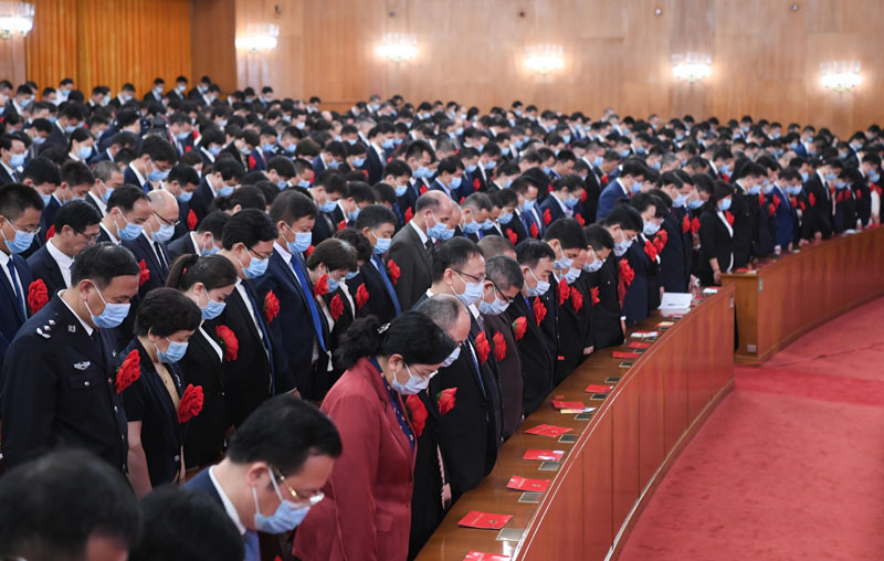 2020年9月8日上午，全國抗擊新冠肺炎疫情表彰大會在北京人民大會堂隆重舉行。這是全場肅立，向新冠肺炎疫情犧牲烈士和逝世同胞默哀。