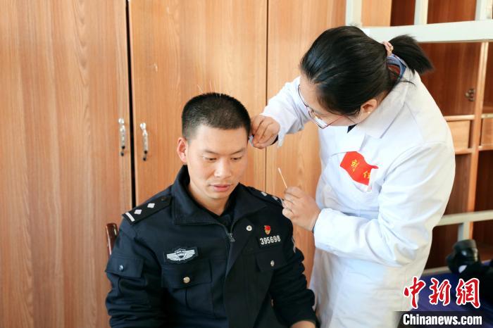 圖為專家現(xiàn)場問診?！「駸?攝
