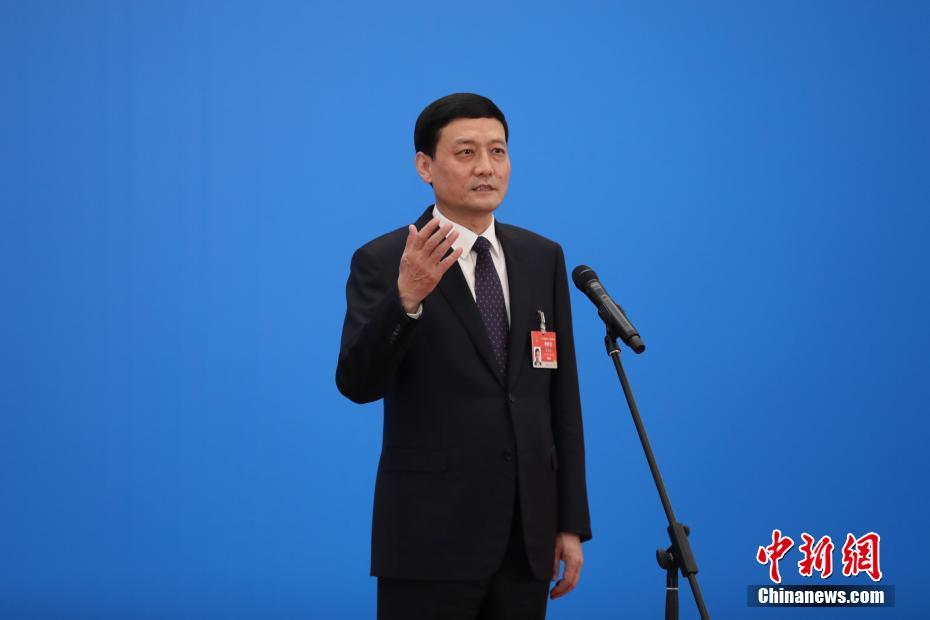 3月8日，第十三屆全國人民代表大會第四次會議舉行第二場“部長通道”采訪活動。圖為中國工業(yè)和信息化部部長肖亞慶通過網(wǎng)絡(luò)視頻方式接受采訪。 <a target='_blank' ><p  align=