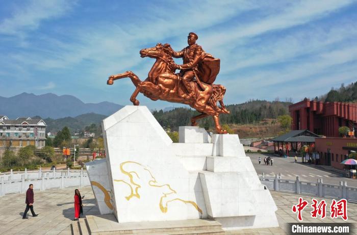 賀龍?jiān)獛浌枢l(xiāng)桑植縣已成為張家界西線旅游的重要組成部分?！钊A峰 攝