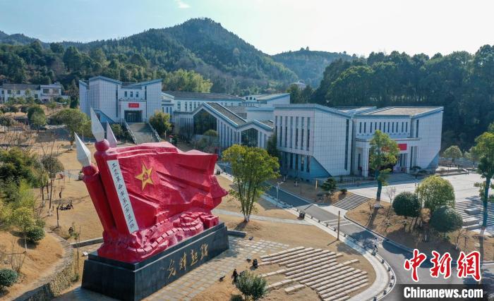 文家市鎮(zhèn)秋收廣場(chǎng)?！钊A峰 攝