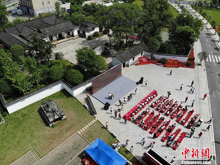 31日上午，“在這里讀懂初心使命——網(wǎng)絡媒體革命老區(qū)行”網(wǎng)絡主題采訪活動湖南站啟動儀式在長沙許光達故居舉行。<a target='_blank'  ><p  align=