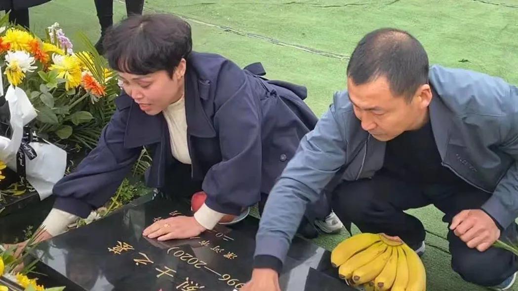 悼念戍邊烈士王焯冉：全國(guó)各地近五萬(wàn)人自發(fā)獻(xiàn)花祭英烈，奶奶仍在等孫子回家