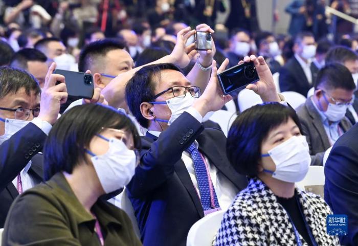 11月9日，參會者在開幕式現(xiàn)場拍照。當(dāng)日，2022年世界互聯(lián)網(wǎng)大會烏鎮(zhèn)峰會在浙江烏鎮(zhèn)開幕。新華社記者 李賀 攝
