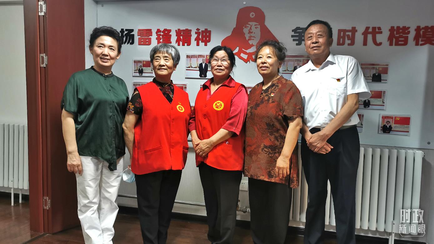 2021年8月，習(xí)近平到承德濱河社區(qū)居家養(yǎng)老服務(wù)中心調(diào)研。這是服務(wù)中心的志愿者代表。（總臺(tái)央視記者覃思拍攝）