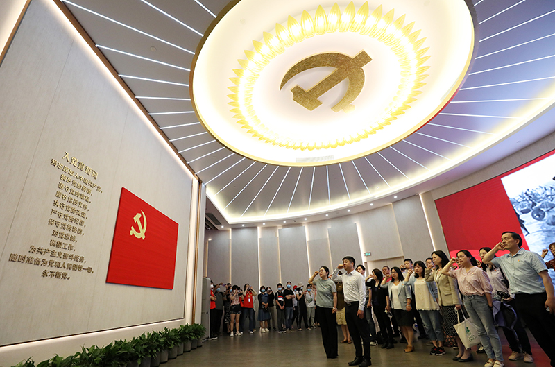 2021年6月3日，黨員在上海中共一大紀(jì)念館重溫入黨誓詞。