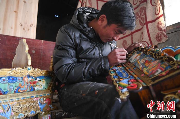 圖為拉薩手藝人制作年貨“切瑪盒”?！∝暩聛?lái)松 攝