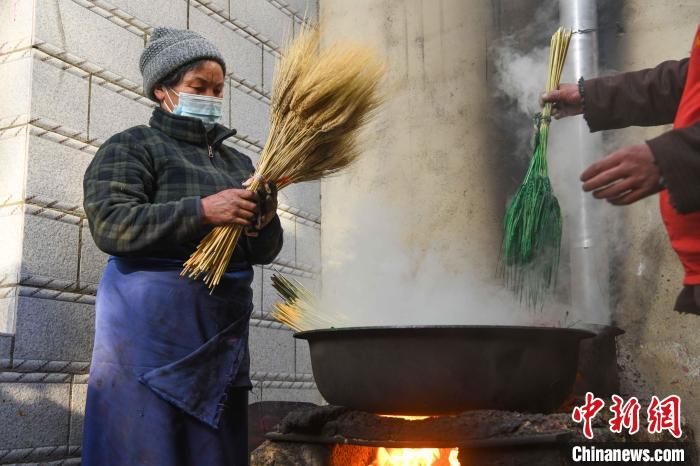 圖為拉薩手藝人制作年貨“羅薩梅朵”?！∝暩聛?lái)松 攝