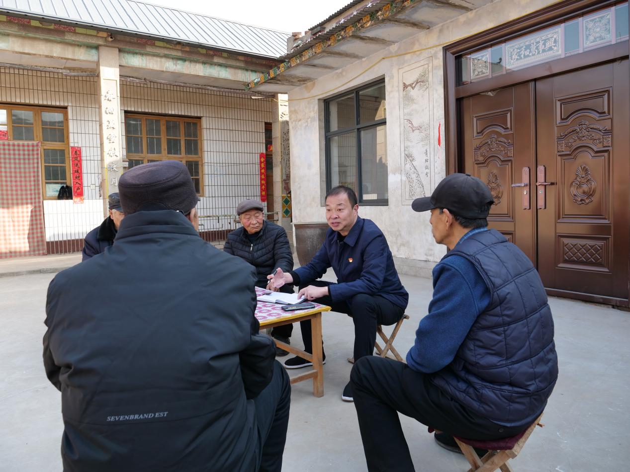 2023年全國兩會(huì)前夕，全國人大代表、廣平縣后南陽堡村黨支部書記王建廣和村民座談。（受訪者供圖）