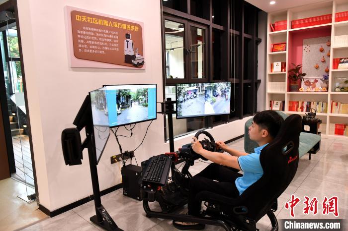 圖為福州中天社區(qū)工作人員正在利用5G技術(shù)，遠(yuǎn)程操控機(jī)器人巡視社區(qū)。　呂明 攝