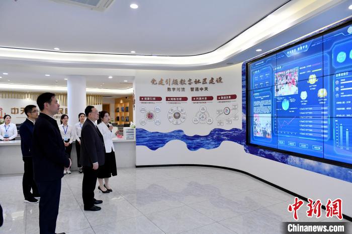 圖為與會(huì)來賓參觀福州中天社區(qū)?！蚊?攝