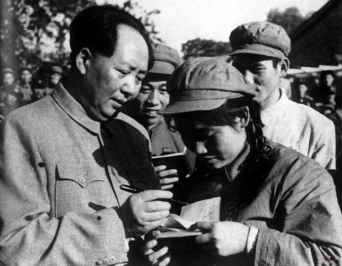 1952年，毛澤東為志愿軍歸國代表團文藝戰(zhàn)士代表謝秀民簽名留念。